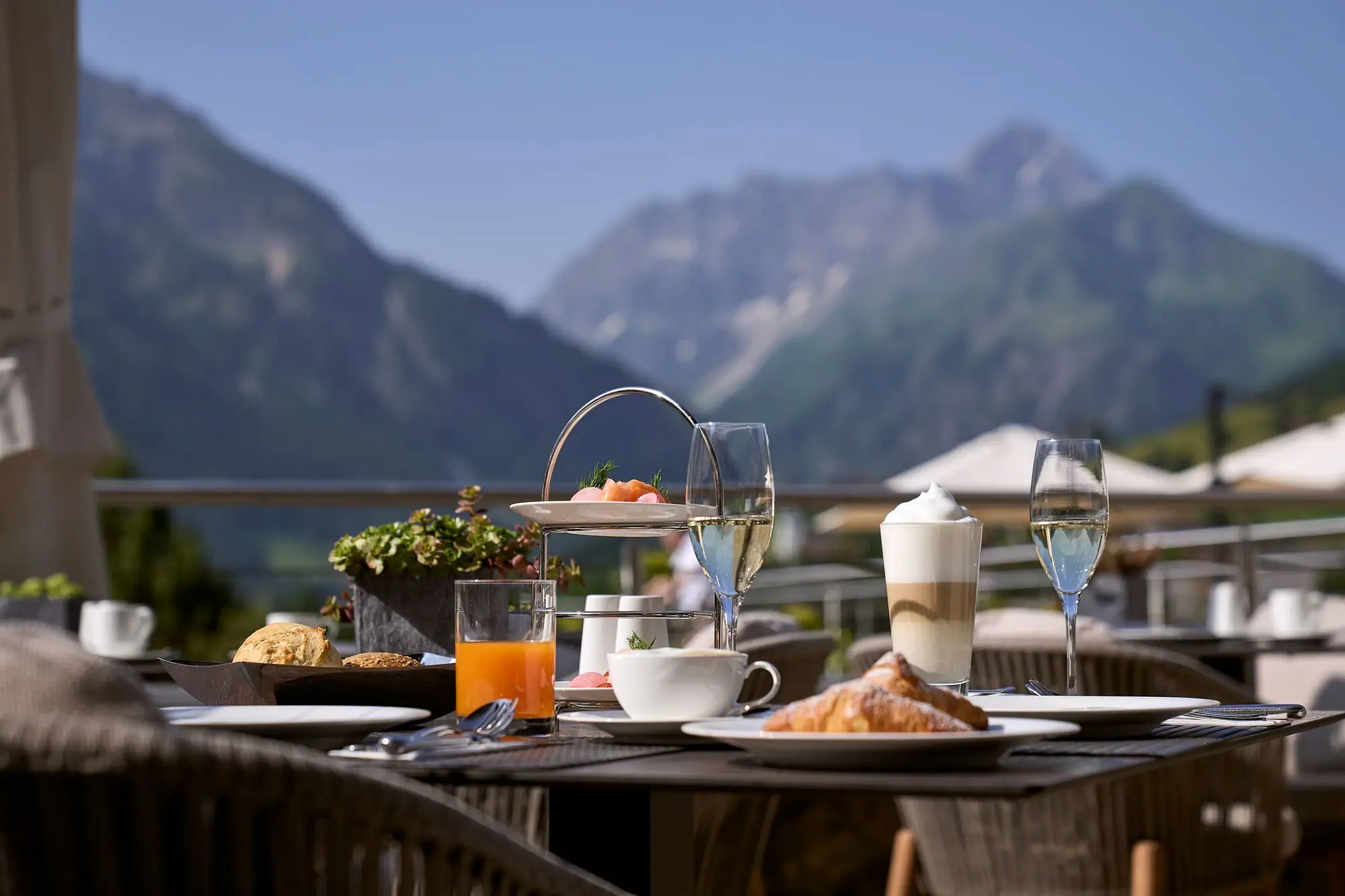 Breakfast A table with food and drinks against the backdrop of Hallstatt.