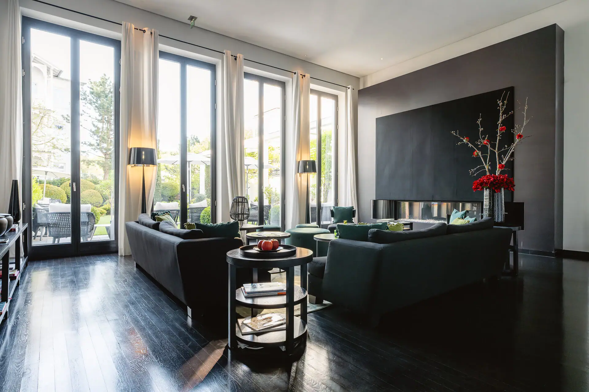 Kamin Lounge Wohnzimmer mit Kamin und Sofas